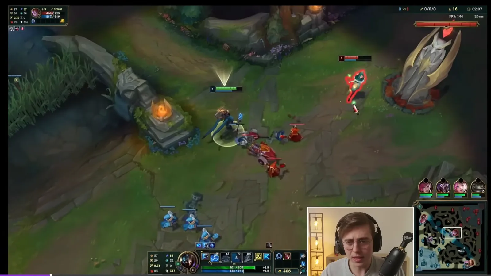 Viktor trading into Aurora in mid lane while she is behind in CS, League of Legends