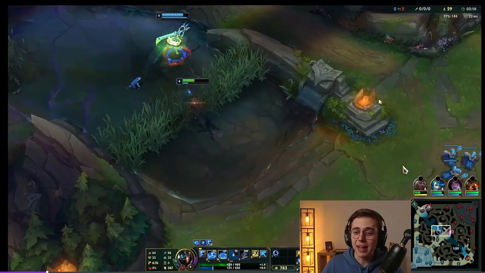 Viktor trying to hard push a wave against Syndra without Teleport, a common mid lane mistake