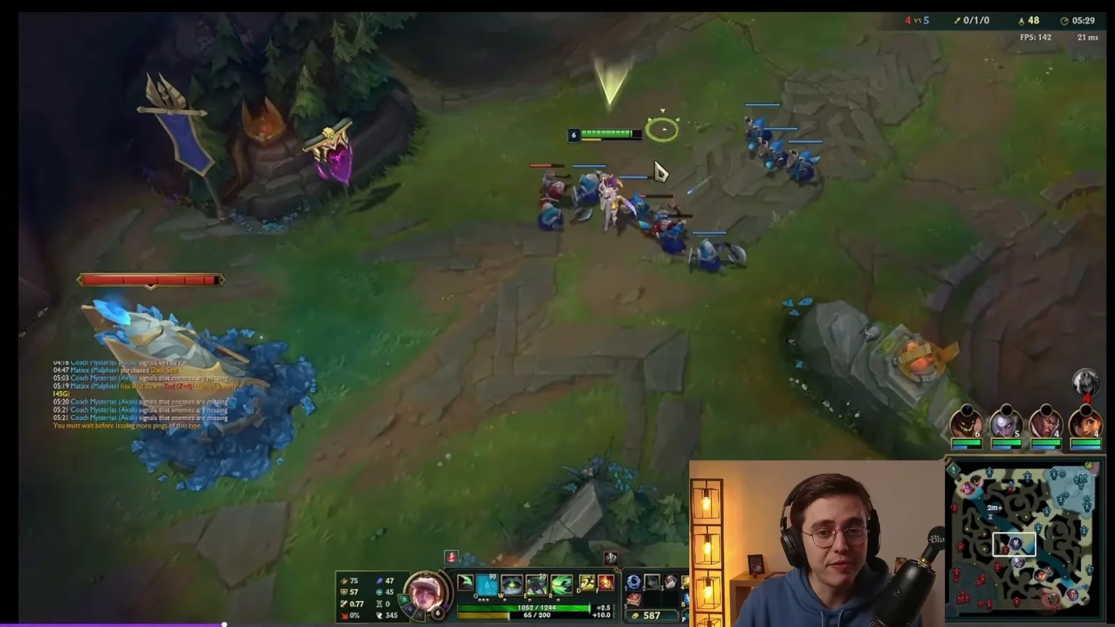 Akali crashing a wave into the enemy mid turret to take a plate before recalling